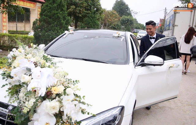Cầu thủ Bùi Tiến Dũng tự tay cầm lái xe sang Mercedes S400 giá khoảng 4 tỷ đi đón dâu - Ảnh 3. Cầu thủ Bùi Tiến Dũng tự tay cầm lái xe sang Mercedes S400 giá khoảng 4 tỷ đi đón dâu - Ảnh 3.
