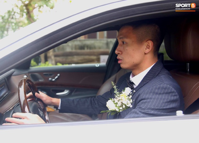 Cầu thủ Bùi Tiến Dũng tự tay cầm lái xe sang Mercedes S400 giá khoảng 4 tỷ đi đón dâu - Ảnh 4. Cầu thủ Bùi Tiến Dũng tự tay cầm lái xe sang Mercedes S400 giá khoảng 4 tỷ đi đón dâu - Ảnh 4.