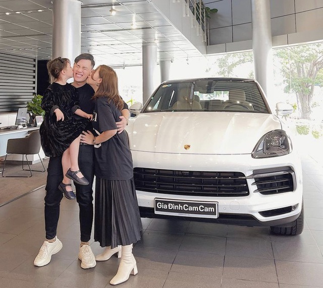 Kiên Hoàng và Heo Mi Nhon sắm Porsche Cayenne Coupe bạc tỷ chơi Tết: Đợi 7 tháng mới có xe, thay chiếc Mercedes-Benz C 300 đã 3 năm tuổi - Ảnh 2.