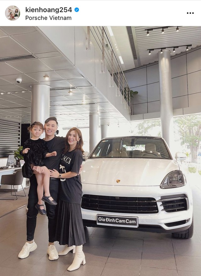 Kiên Hoàng và Heo Mi Nhon sắm Porsche Cayenne Coupe bạc tỷ chơi Tết: Đợi 7 tháng mới có xe, thay chiếc Mercedes-Benz C 300 đã 3 năm tuổi - Ảnh 1.