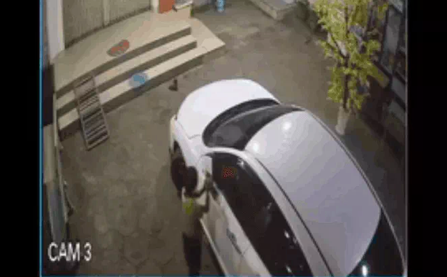 2 ô tô loang lổ những vệt đỏ kinh dị, chủ xe giật mình khi trích xuất camera an ninh - Ảnh 1.