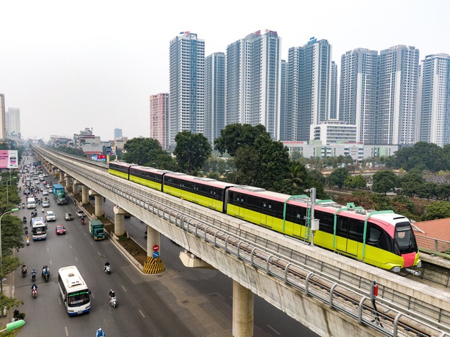 Cận cảnh đoàn tàu có thể chở ngàn khách tuyến metro Nhổn - ga Hà Nội chạy thử 5 km  - Ảnh 1.