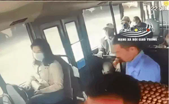 Khoảnh khắc xe buýt lật kinh hoàng, hành khách đổ ào về một bên ở Thanh Hóa - Ảnh 1.