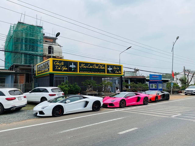 Bộ ba Lamborghini Aventador tụ tập tại nhà đại gia lan Bình Phước: Chiếc nào cũng độ độc với màu sơn chói lóa - Ảnh 1. Bộ ba Lamborghini Aventador tụ tập tại nhà đại gia lan Bình Phước: Chiếc nào cũng độ độc với màu sơn chói lóa - Ảnh 1.