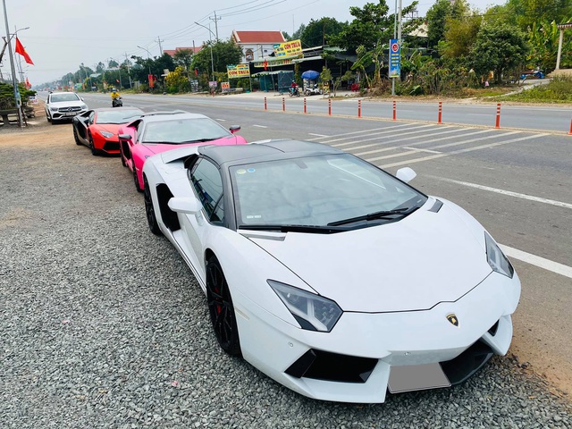 Bộ ba Lamborghini Aventador tụ tập tại nhà đại gia lan Bình Phước: Chiếc nào cũng độ độc với màu sơn chói lóa - Ảnh 2. Bộ ba Lamborghini Aventador tụ tập tại nhà đại gia lan Bình Phước: Chiếc nào cũng độ độc với màu sơn chói lóa - Ảnh 2.