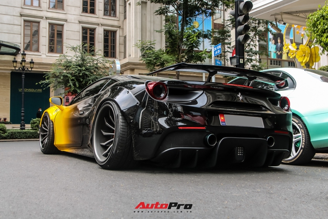 Cận cảnh Ferrari 488 GTB độ Liberty Walk độc nhất Việt Nam với lớp decal lạ mắt của doanh nhân kinh doanh online - Ảnh 4. Cận cảnh Ferrari 488 GTB độ Liberty Walk độc nhất Việt Nam với lớp decal lạ mắt của doanh nhân kinh doanh online - Ảnh 4.
