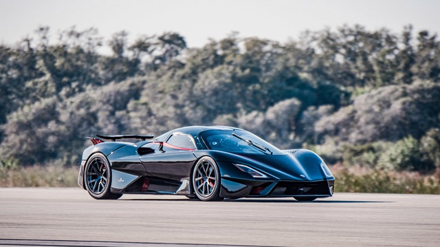 Cướp ngôi Bugatti và Koenigsegg, SSC chính thức phá kỷ lục tốc độ thế giới nhưng người lái lại gây bất ngờ
