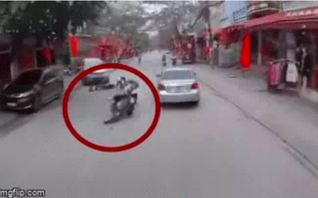 2 xe máy va chạm, nữ sinh bị bắn vào sát đầu ô tô, tài xế thảng thốt nhìn hiện trường - Ảnh 1. 2 xe máy va chạm, nữ sinh bị bắn vào sát đầu ô tô, tài xế thảng thốt nhìn hiện trường - Ảnh 1.