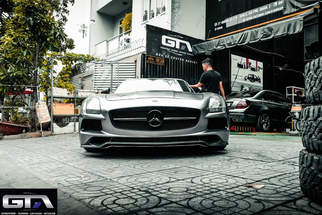 Siêu xe cánh chim Mercedes-AMG SLS lạ lẫm vừa về Việt Nam đổi màu chơi Tết nhưng bộ tem Sport mind gây tranh cãi - Ảnh 2.