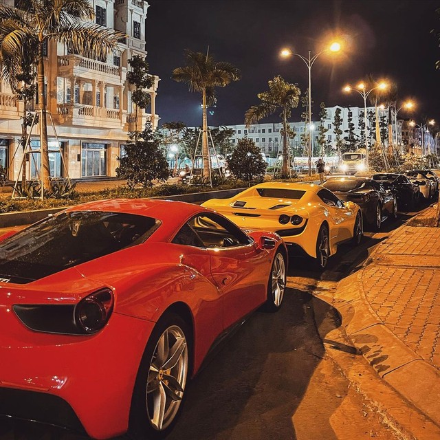 Ferrari F8 Spider màu vàng đầu tiên tại Việt Nam hội ngộ với dàn Ferrari đình đám lúc nửa đêm tại Sài Gòn - Ảnh 1.