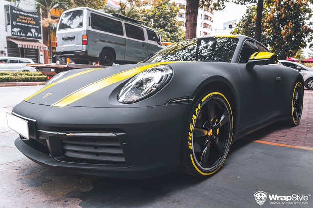 Cận cảnh Porsche 911 Carrera của con gái doanh nhân Phạm Trần Nhật Minh, sở hữu lớp decal cực nổi bật - Ảnh 1.