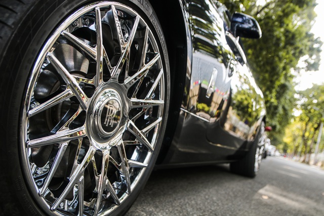 Rolls-Royce Dawn siêu độc bất ngờ lăn bánh tại Sài Gòn, mang chi tiết khác biệt so với lần xuất hiện trước - Ảnh 4. Rolls-Royce Dawn siêu độc bất ngờ lăn bánh tại Sài Gòn, mang chi tiết khác biệt so với lần xuất hiện trước - Ảnh 4.
