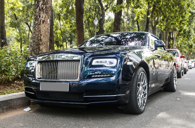 Rolls-Royce Dawn siêu độc bất ngờ lăn bánh tại Sài Gòn, mang chi tiết khác biệt so với lần xuất hiện trước - Ảnh 1. Rolls-Royce Dawn siêu độc bất ngờ lăn bánh tại Sài Gòn, mang chi tiết khác biệt so với lần xuất hiện trước - Ảnh 1.
