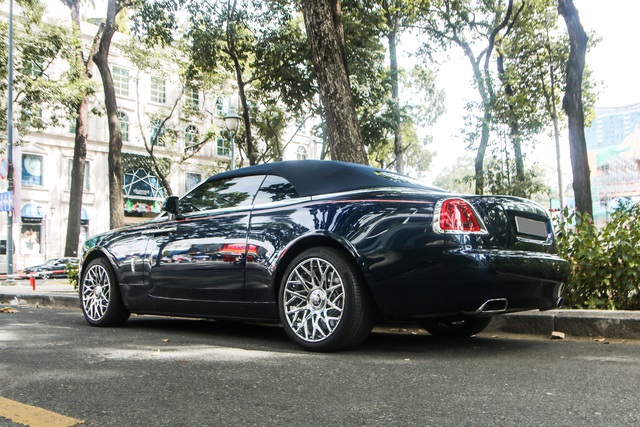 Rolls-Royce Dawn siêu độc bất ngờ lăn bánh tại Sài Gòn, mang chi tiết khác biệt so với lần xuất hiện trước - Ảnh 3. Rolls-Royce Dawn siêu độc bất ngờ lăn bánh tại Sài Gòn, mang chi tiết khác biệt so với lần xuất hiện trước - Ảnh 3.