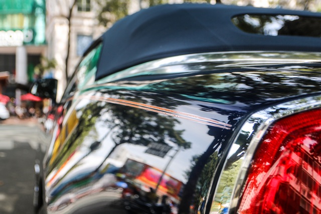 Rolls-Royce Dawn siêu độc bất ngờ lăn bánh tại Sài Gòn, mang chi tiết khác biệt so với lần xuất hiện trước - Ảnh 6. Rolls-Royce Dawn siêu độc bất ngờ lăn bánh tại Sài Gòn, mang chi tiết khác biệt so với lần xuất hiện trước - Ảnh 6.