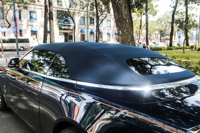 Rolls-Royce Dawn siêu độc bất ngờ lăn bánh tại Sài Gòn, mang chi tiết khác biệt so với lần xuất hiện trước - Ảnh 5. Rolls-Royce Dawn siêu độc bất ngờ lăn bánh tại Sài Gòn, mang chi tiết khác biệt so với lần xuất hiện trước - Ảnh 5.