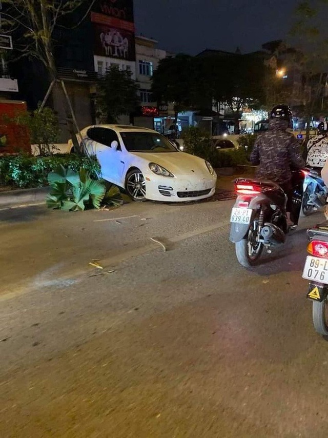 Vụ xe sang Porsche cày nát dải phân cách ở Hà Nội: Xuất hiện hình ảnh nghi là tài xế đứng cạnh xe bấm điện thoại, không có chuyện đột quỵ? - Ảnh 1.