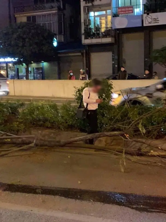 Vụ xe sang Porsche cày nát dải phân cách ở Hà Nội: Xuất hiện hình ảnh nghi là tài xế đứng cạnh xe bấm điện thoại, không có chuyện đột quỵ? - Ảnh 2.