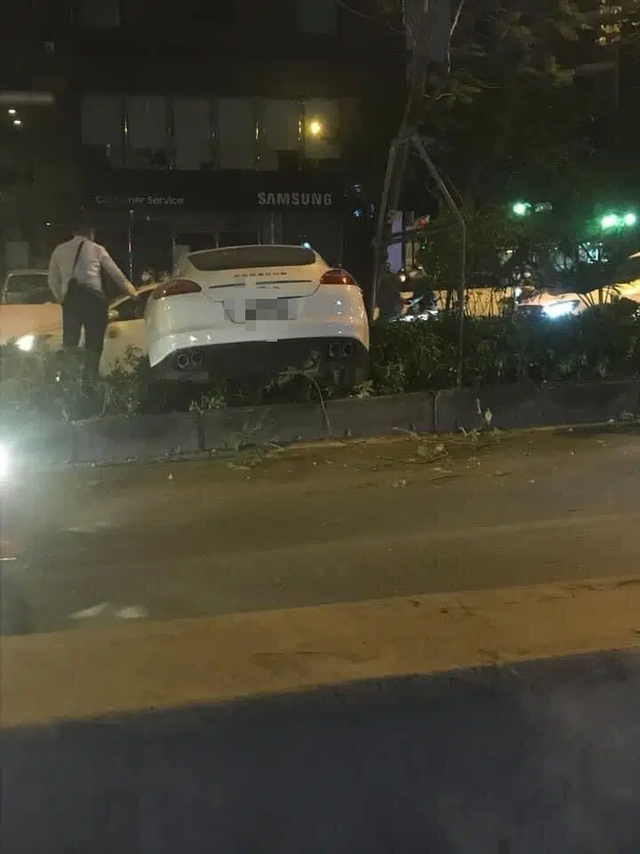 Vụ xe sang Porsche cày nát dải phân cách ở Hà Nội: Xuất hiện hình ảnh nghi là tài xế đứng cạnh xe bấm điện thoại, không có chuyện đột quỵ? - Ảnh 3.