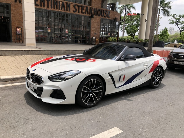 Minh Nhựa lên đồ lãng tử bên BMW Z4 trong ngày ‘mùng 1 Tết’, đập tan tin đồn bán xe sau thời gian ngắn sử dụng - Ảnh 4.