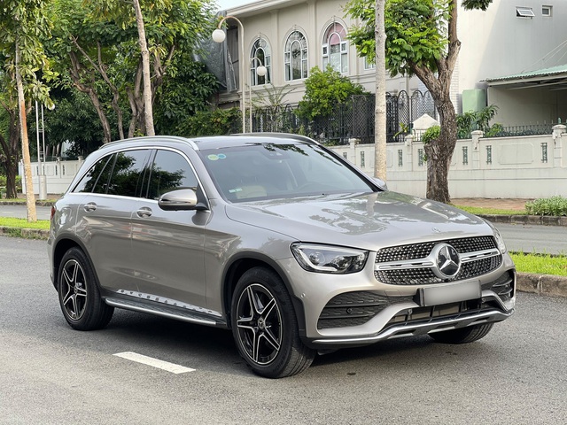 Mua Mercedes-Benz GLC 300 AMG màu hiếm, chủ xe đã vội bán dù mới chạy 2.600km - Ảnh 1.