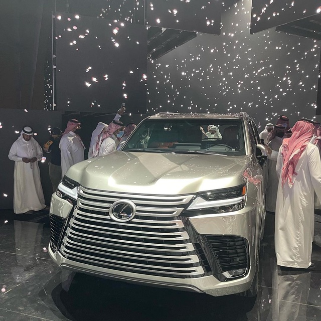 Ảnh thực tế đầu tiên của Lexus LX 600 2022: Đẹp và hầm hố hơn quảng cáo, sẽ về nước phục vụ đại gia Việt - Ảnh 2. Ảnh thực tế đầu tiên của Lexus LX 600 2022: Đẹp và hầm hố hơn quảng cáo, sẽ về nước phục vụ đại gia Việt - Ảnh 2.