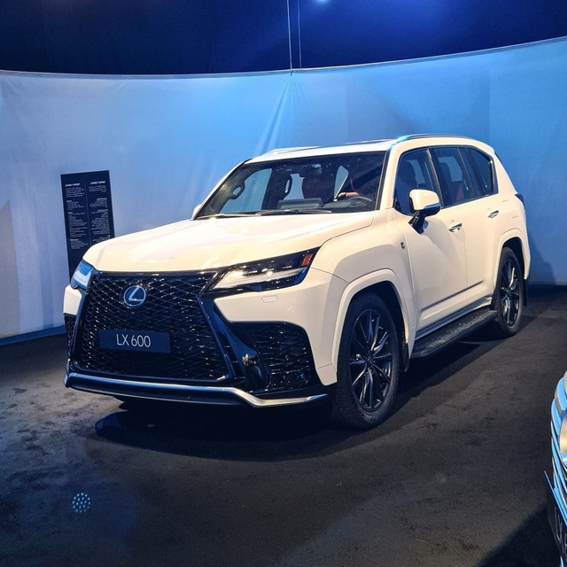 Ảnh thực tế đầu tiên của Lexus LX 600 2022: Đẹp và hầm hố hơn quảng cáo, sẽ về nước phục vụ đại gia Việt - Ảnh 9. Ảnh thực tế đầu tiên của Lexus LX 600 2022: Đẹp và hầm hố hơn quảng cáo, sẽ về nước phục vụ đại gia Việt - Ảnh 9.