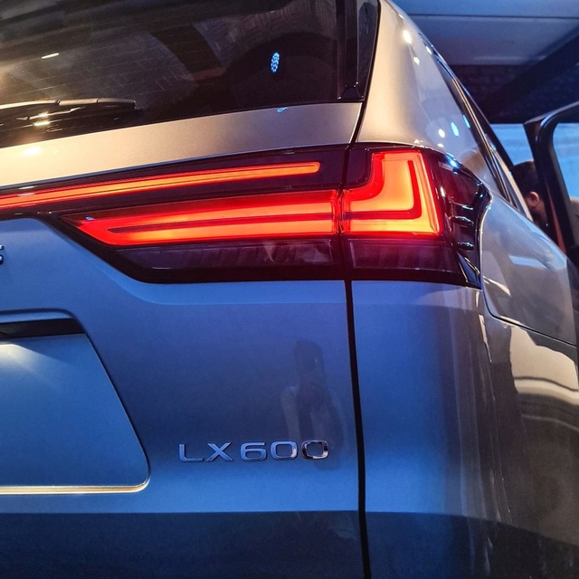 Ảnh thực tế đầu tiên của Lexus LX 600 2022: Đẹp và hầm hố hơn quảng cáo, sẽ về nước phục vụ đại gia Việt - Ảnh 5. Ảnh thực tế đầu tiên của Lexus LX 600 2022: Đẹp và hầm hố hơn quảng cáo, sẽ về nước phục vụ đại gia Việt - Ảnh 5.