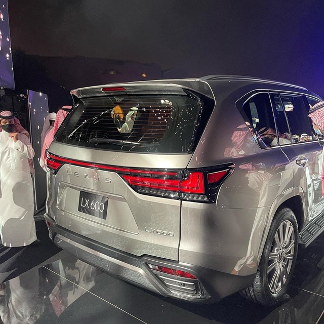 Ảnh thực tế đầu tiên của Lexus LX 600 2022: Đẹp và hầm hố hơn quảng cáo, sẽ về nước phục vụ đại gia Việt - Ảnh 6. Ảnh thực tế đầu tiên của Lexus LX 600 2022: Đẹp và hầm hố hơn quảng cáo, sẽ về nước phục vụ đại gia Việt - Ảnh 6.
