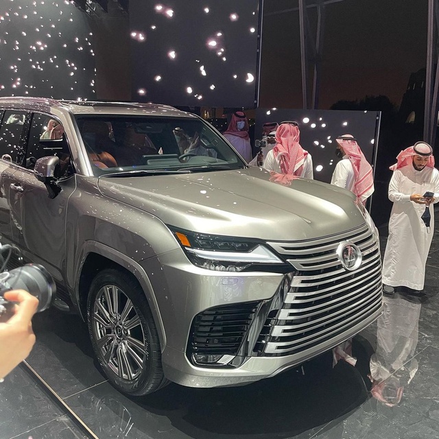 Ảnh thực tế đầu tiên của Lexus LX 600 2022: Đẹp và hầm hố hơn quảng cáo, sẽ về nước phục vụ đại gia Việt - Ảnh 3. Ảnh thực tế đầu tiên của Lexus LX 600 2022: Đẹp và hầm hố hơn quảng cáo, sẽ về nước phục vụ đại gia Việt - Ảnh 3.