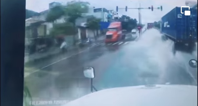 Pha ú òa khiến tài xế container giật bắn người: Chiếc xe con bất ngờ xuất hiện sau màn nước mưa - Ảnh 2.