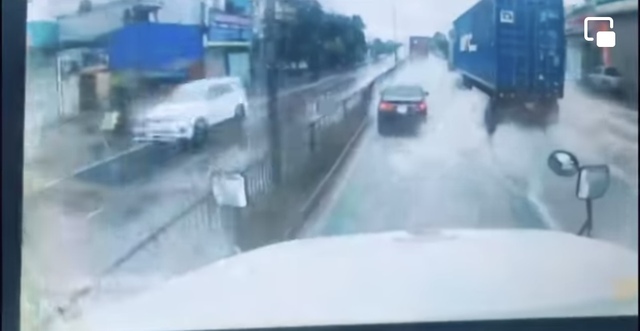 Pha ú òa khiến tài xế container giật bắn người: Chiếc xe con bất ngờ xuất hiện sau màn nước mưa - Ảnh 3.