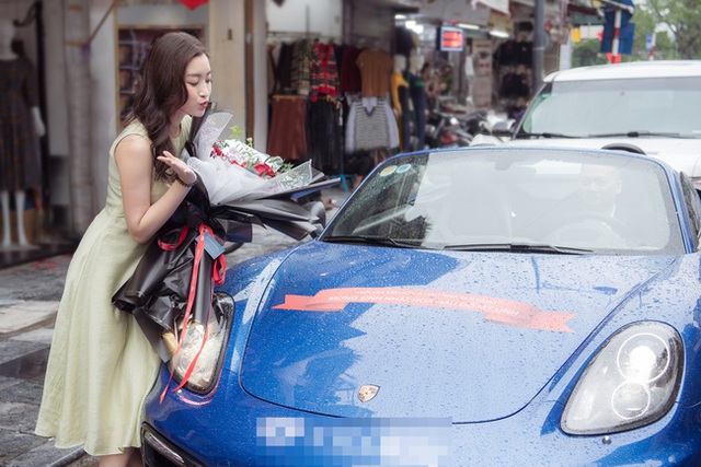 Hoa hậu Đỗ Mỹ Linh đón sinh nhật đặc biệt tuổi 25 với siêu xe chở đầy hoa - Ảnh 2.