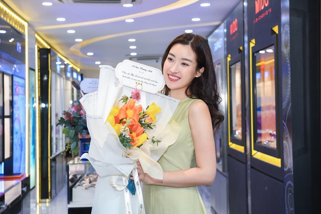 Hoa hậu Đỗ Mỹ Linh đón sinh nhật đặc biệt tuổi 25 với siêu xe chở đầy hoa - Ảnh 3.