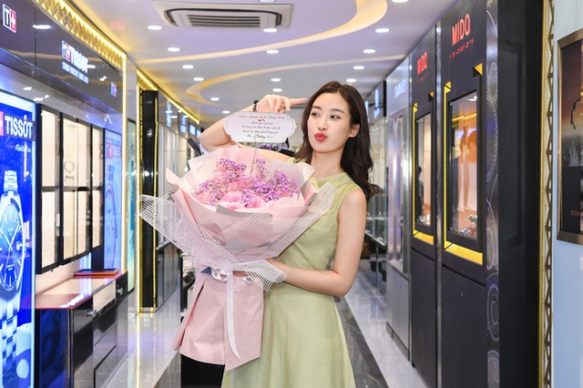Hoa hậu Đỗ Mỹ Linh đón sinh nhật đặc biệt tuổi 25 với siêu xe chở đầy hoa - Ảnh 4.