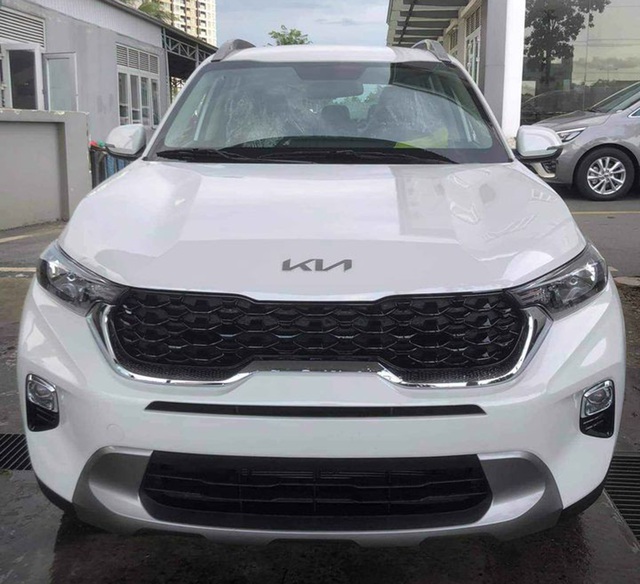 Kia Sonet đầu tiên về đại lý Việt Nam - SUV cỡ nhỏ gây tranh cãi vì giá cao nhất 609 triệu đồng, đấu Toyota Raize - Ảnh 1.