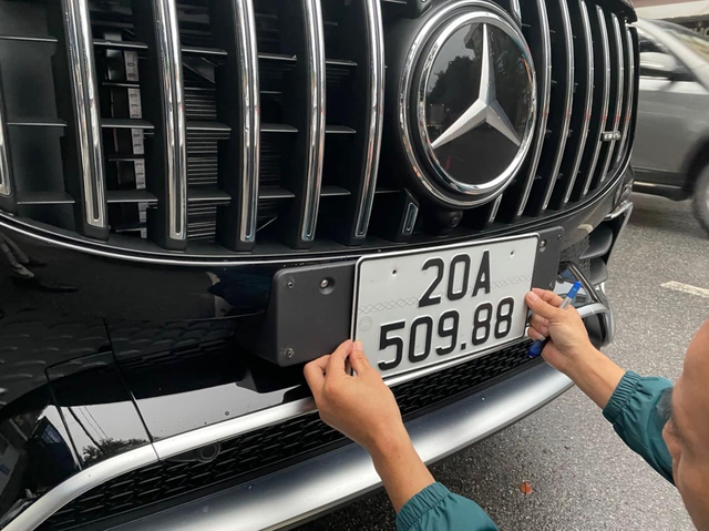 Vừa về tay đại gia Thái Nguyên, Mercedes-AMG GLS 63 2021 độc nhất Việt Nam đã được trang điểm lông thú sang chảnh - Ảnh 2.
