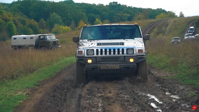 Do Hummer H2 thanh limousine dai 10 met dem off-road - Tro choi chi co nguoi Nga moi nghi ra duoc