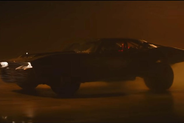Batmobile lột xác hoàn toàn trong bom tấn mới của Hollywood: Dáng như Ford Mustang nhưng gầm cao kiểu SUV - Ảnh 3.