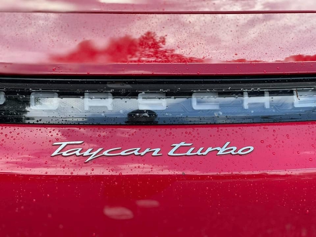 Khi đại gia thế giới còn chờ nhận xe, đã có đại gia Việt bán lại Porsche Taycan đầu tiên giá hơn 9 tỷ đồng - Ảnh 3. Khi đại gia thế giới còn chờ nhận xe, đã có đại gia Việt bán lại Porsche Taycan đầu tiên giá hơn 9 tỷ đồng - Ảnh 3.
