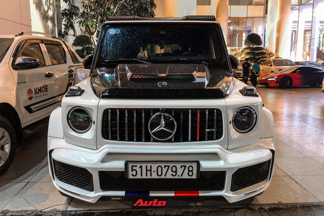 Tam chan 4 banh Minh Nhua choi han 8 banh nhung van khong quen lay chiec Mercedes-AMG G 63 lam nen de song ao