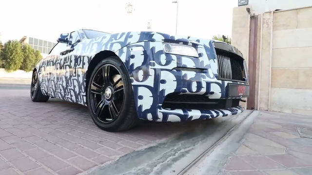 Bo suu tap xe khung cua rich kid giau nhat Dubai Da toan Rolls-Royce lai con dan decal dat khet cua Supreme LV