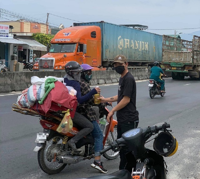 Cảm động Xăng 0 đồng: Bạc Liêu 2 chai, Cà Mau 3 chai cho người đi xe máy về quê - Ảnh 5.