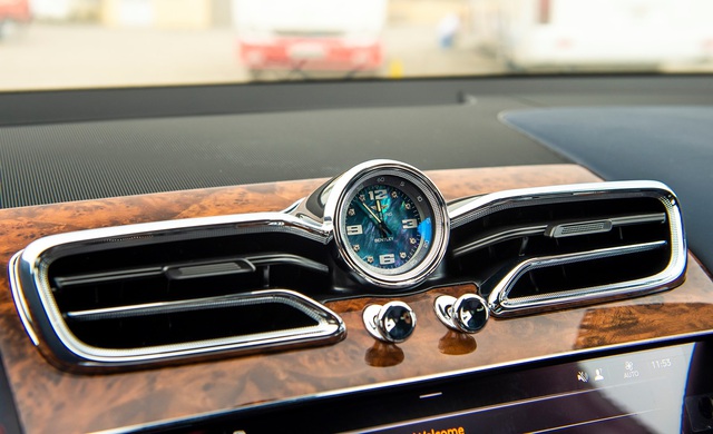 Đồng hồ kim cương trên Bentley Bentayga của đại gia Hà thành có giá gần 3 tỷ đồng, đắt hơn một chiếc Mercedes-Benz GLC 300 - Ảnh 2.