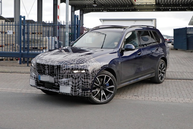 BMW X7 2022 lộ diện: Đèn pha gây tranh cãi giống 7-Series, bên trong có màn cong khổng lồ - Ảnh 1.