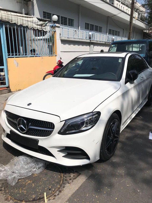 Chạy 45.000km, chủ xe bán Mercedes-Benz C 300 AMG rẻ hơn giá niêm yết 200 triệu, CĐM hỏi: Xe bác đính kim cương hay sao? - Ảnh 2.