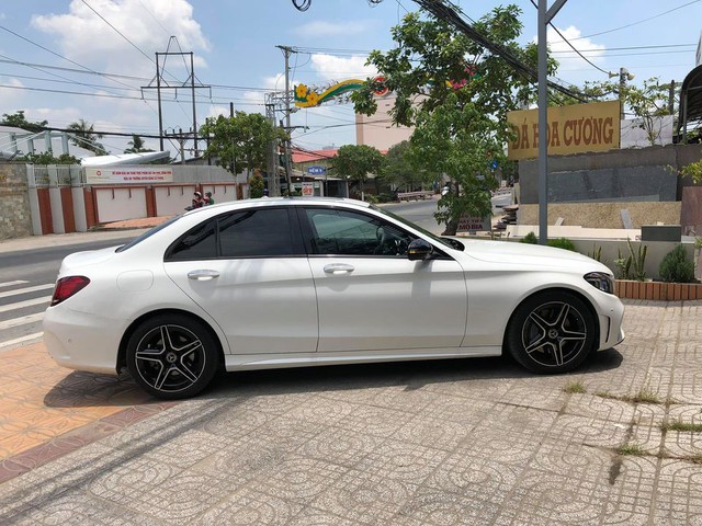 Chạy 45.000km, chủ xe bán Mercedes-Benz C 300 AMG rẻ hơn giá niêm yết 200 triệu, CĐM hỏi: Xe bác đính kim cương hay sao? - Ảnh 1.