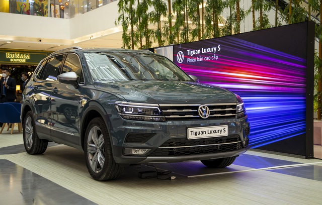 Volkswagen tiếp tục giảm giá xe cao nhất 200 triệu đồng, trưng bày loạt xe hot tại trung tâm thương mại để khách hàng dễ cân nhắc - Ảnh 4. Volkswagen tiếp tục giảm giá xe cao nhất 200 triệu đồng, trưng bày loạt xe hot tại trung tâm thương mại để khách hàng dễ cân nhắc - Ảnh 4.