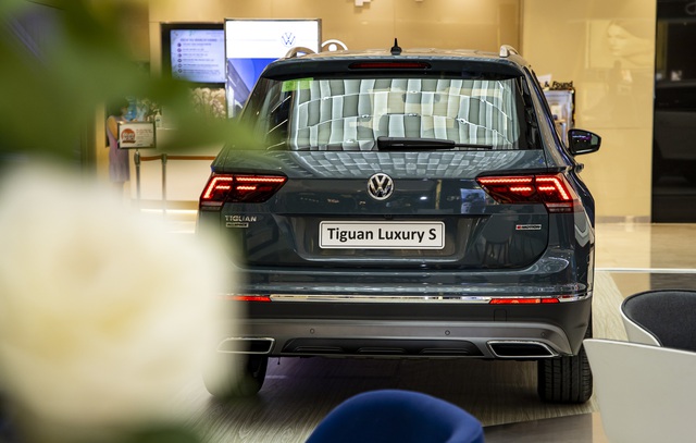 Volkswagen tiếp tục giảm giá xe cao nhất 200 triệu đồng, trưng bày loạt xe hot tại trung tâm thương mại để khách hàng dễ cân nhắc - Ảnh 5. Volkswagen tiếp tục giảm giá xe cao nhất 200 triệu đồng, trưng bày loạt xe hot tại trung tâm thương mại để khách hàng dễ cân nhắc - Ảnh 5.