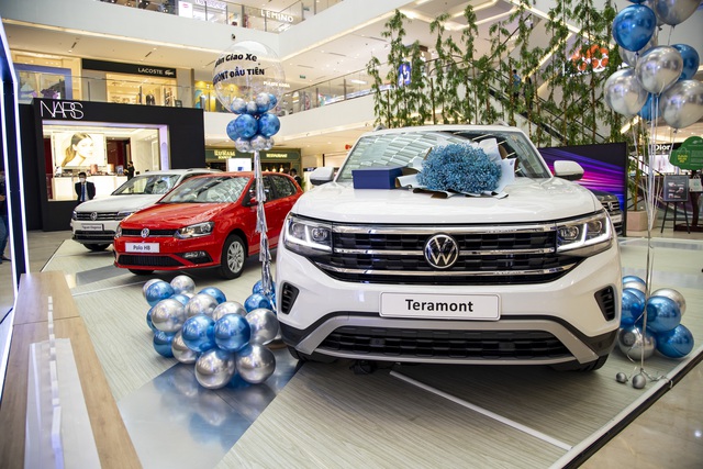 Volkswagen tiếp tục giảm giá xe cao nhất 200 triệu đồng, trưng bày loạt xe hot tại trung tâm thương mại để khách hàng dễ cân nhắc - Ảnh 1. Volkswagen tiếp tục giảm giá xe cao nhất 200 triệu đồng, trưng bày loạt xe hot tại trung tâm thương mại để khách hàng dễ cân nhắc - Ảnh 1.
